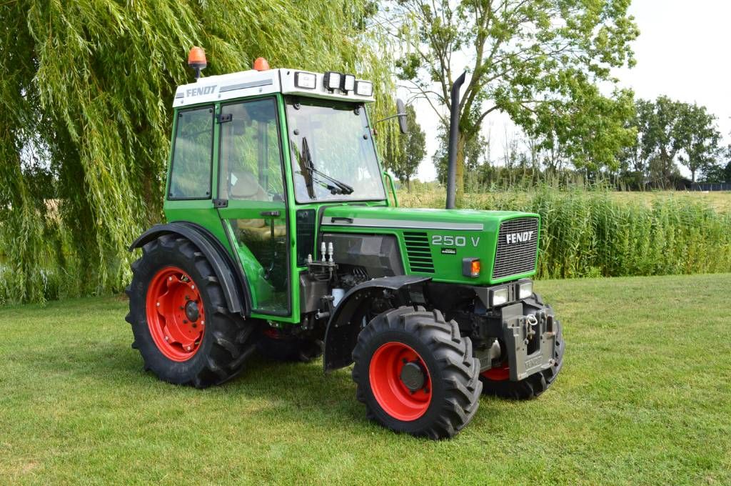 Fendt 250 V 4-WD Smalspoor/Fruitteelttractor