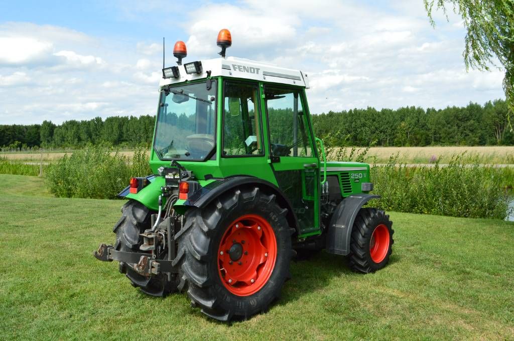Fendt 250 V 4-WD Smalspoor/Fruitteelttractor