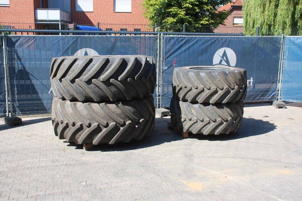 Partij banden Agri Max VF600/60R30 en VF710/60R42 op velgen