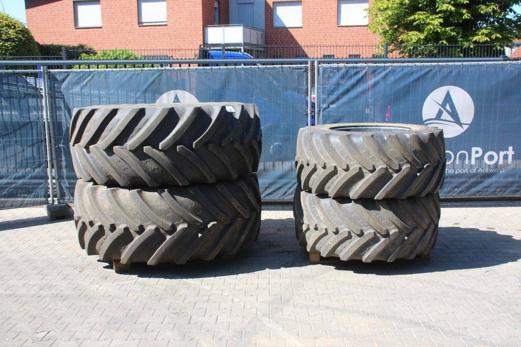 Partij banden Agri Max VF600/60R30 en VF710/60R42 op velgen