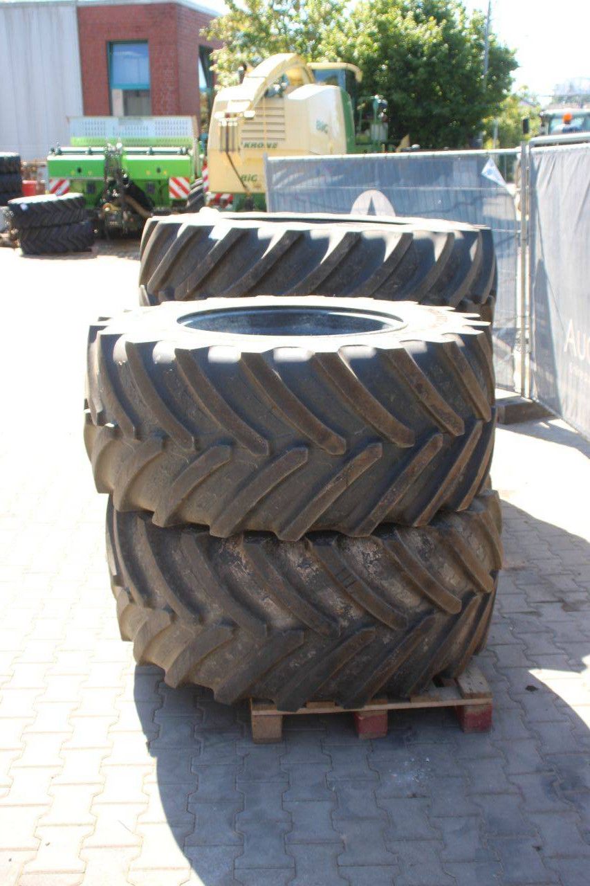 Partij banden Agri Max VF600/60R30 en VF710/60R42 op velgen