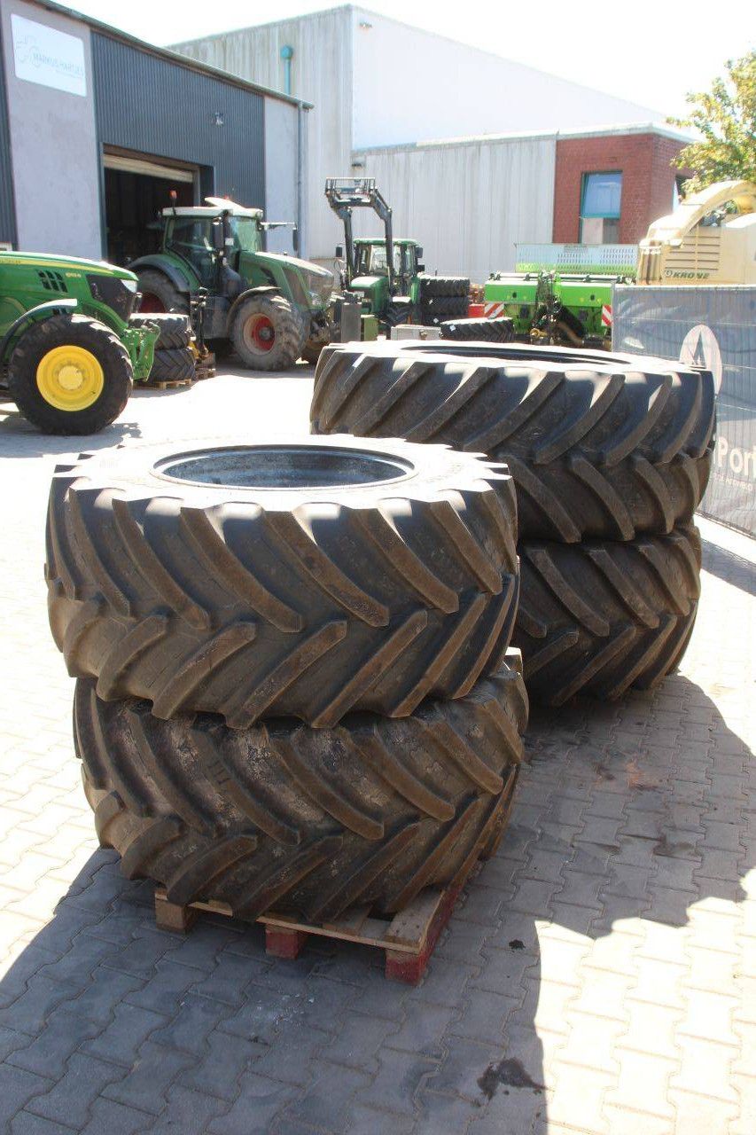 Partij banden Agri Max VF600/60R30 en VF710/60R42 op velgen