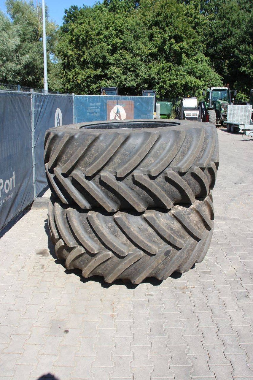 Partij banden Agri Max VF600/60R30 en VF710/60R42 op velgen