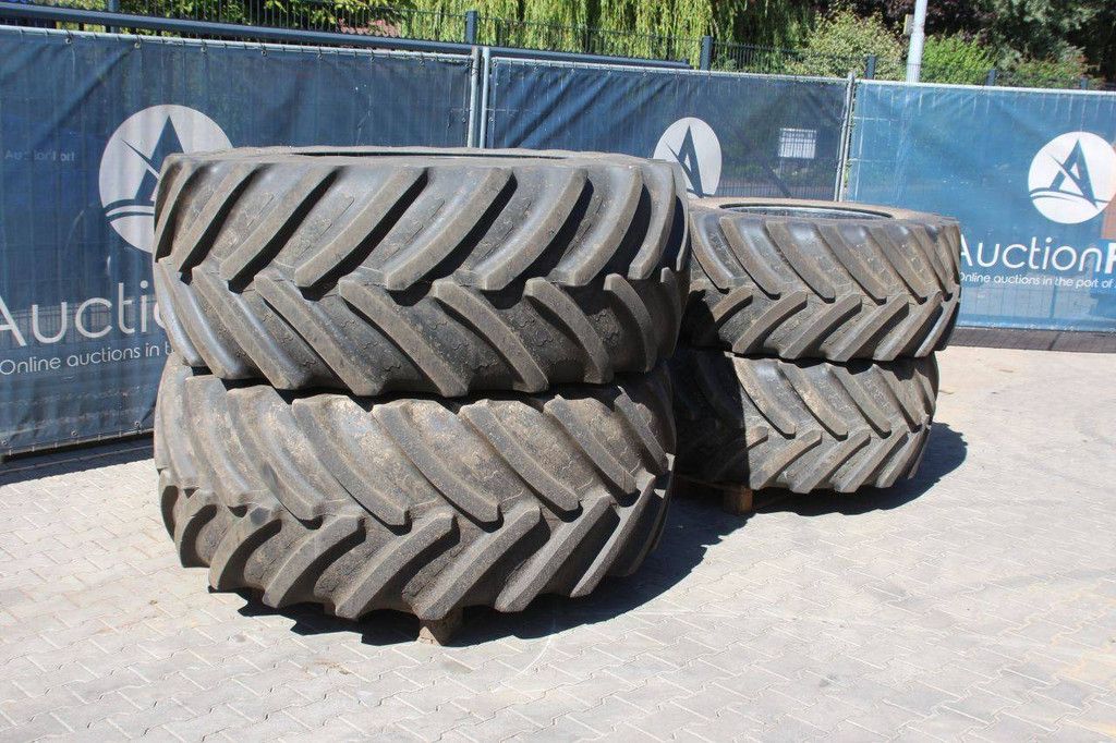 Partij banden Agri Max VF600/60R30 en VF710/60R42 op velgen