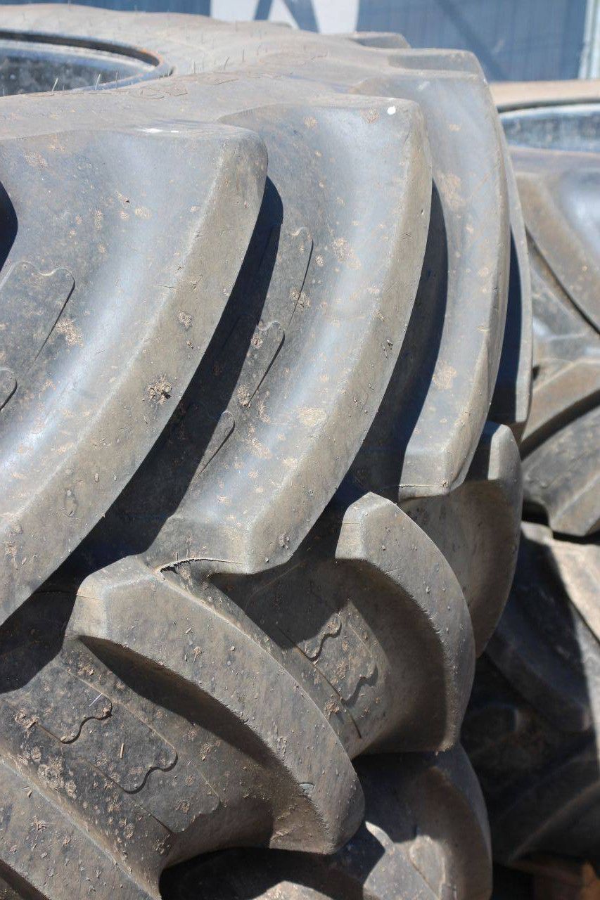 Partij banden Agri Max VF600/60R30 en VF710/60R42 op velgen