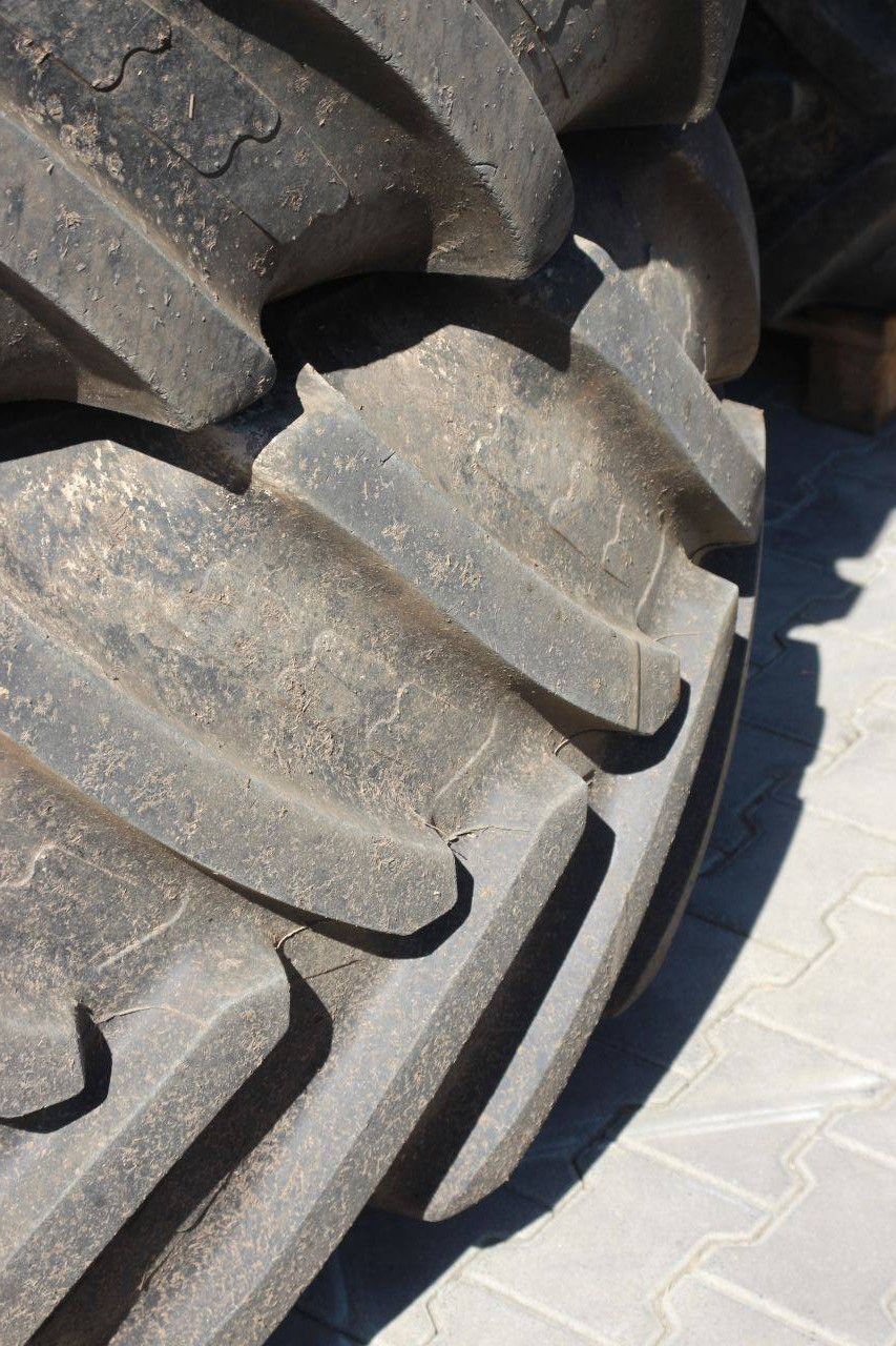 Partij banden Agri Max VF600/60R30 en VF710/60R42 op velgen