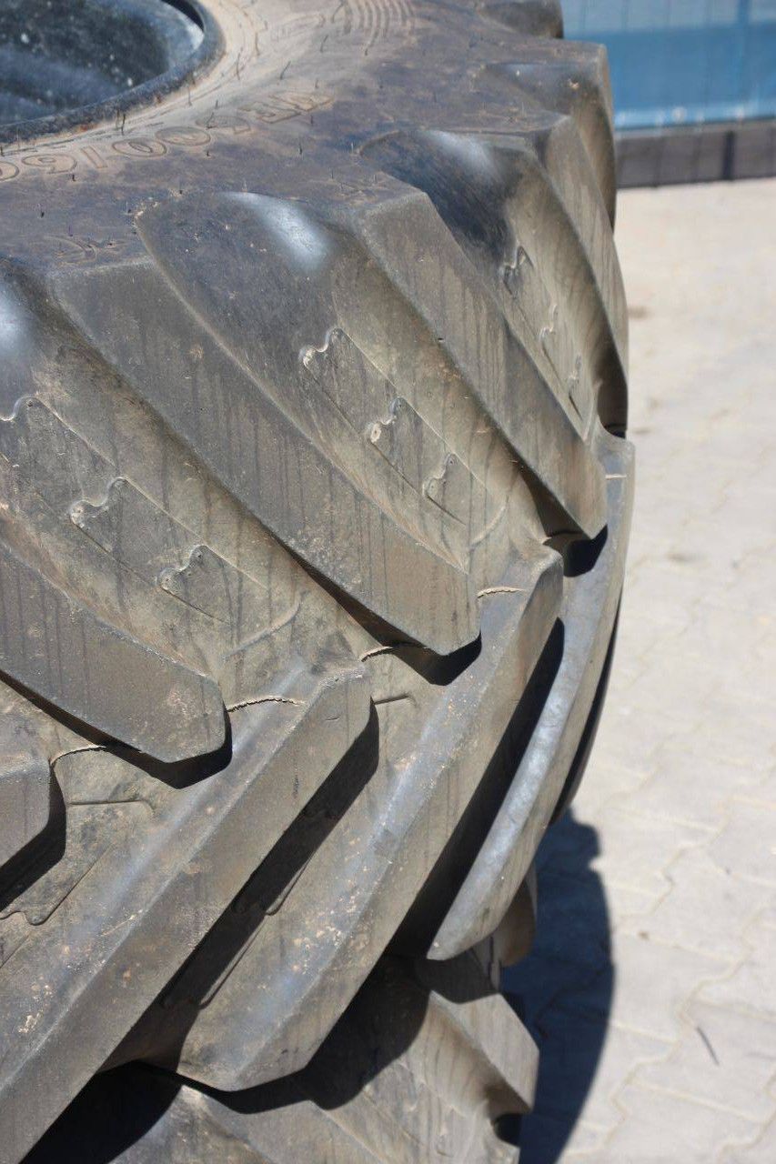 Partij banden Agri Max VF600/60R30 en VF710/60R42 op velgen