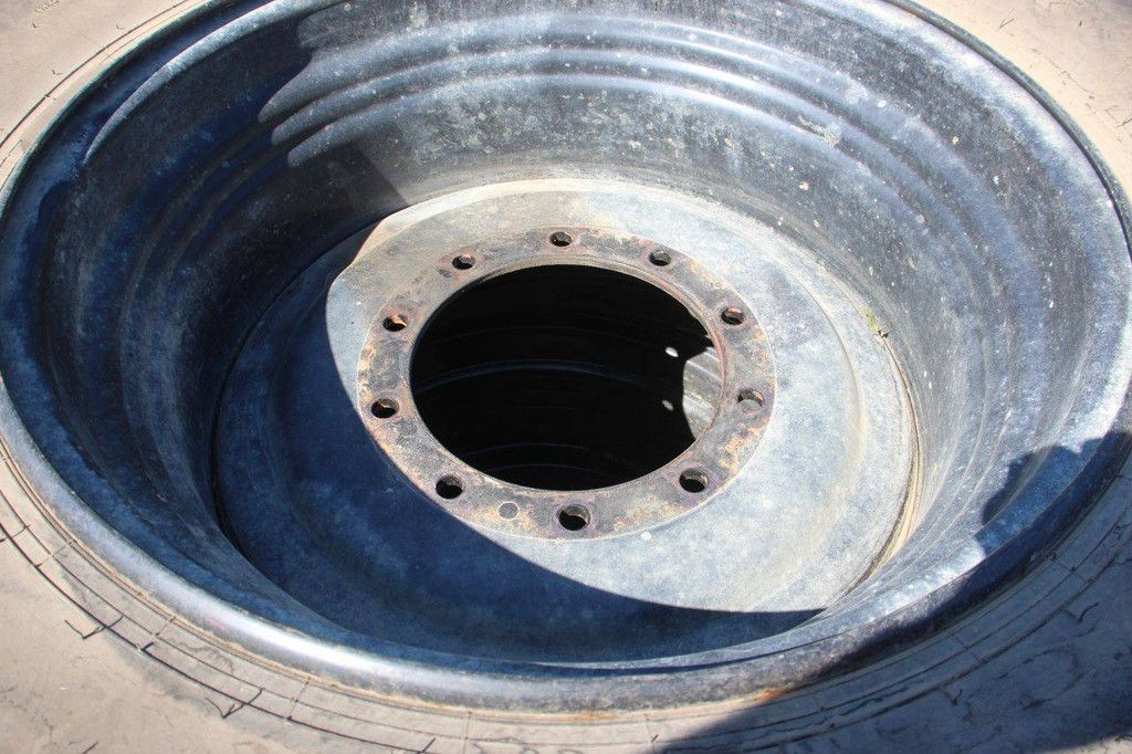 Partij banden Agri Max VF600/60R30 en VF710/60R42 op velgen