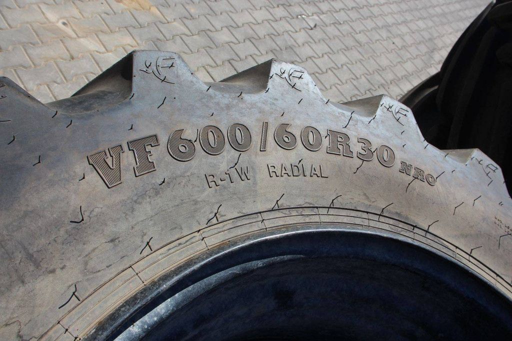 Partij banden Agri Max VF600/60R30 en VF710/60R42 op velgen