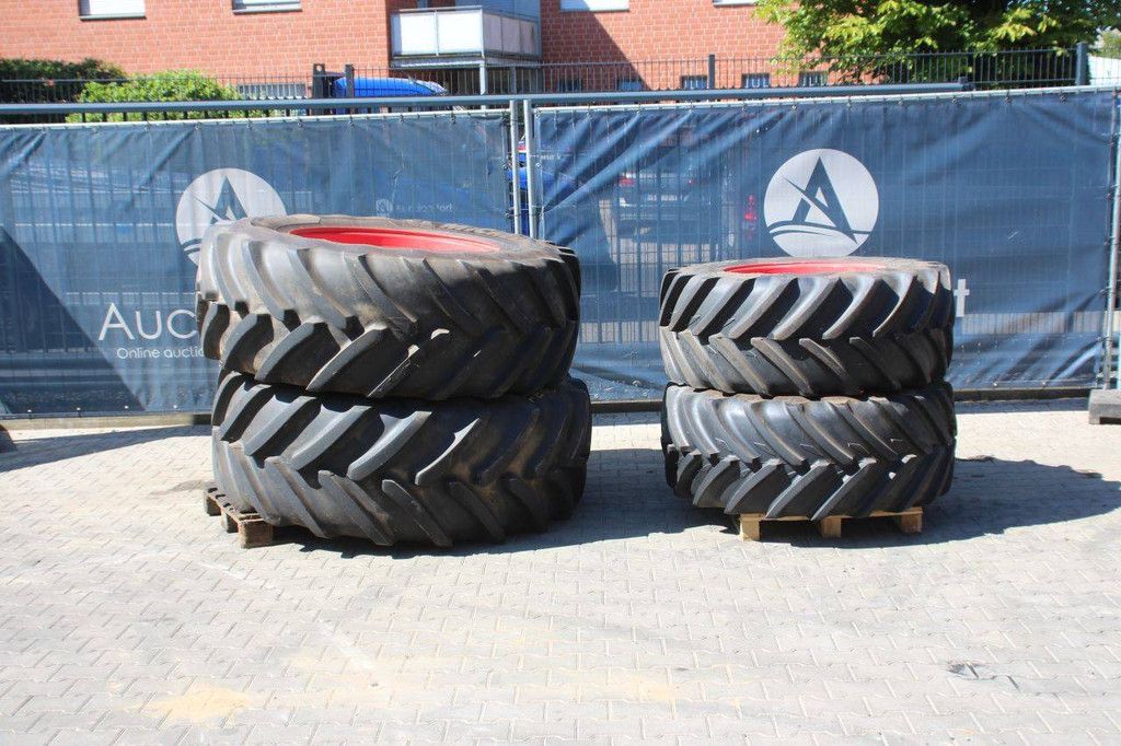 Batch of Michelin Xeobib VF520/60R28 and Multibib 650/65R38 tires on rims