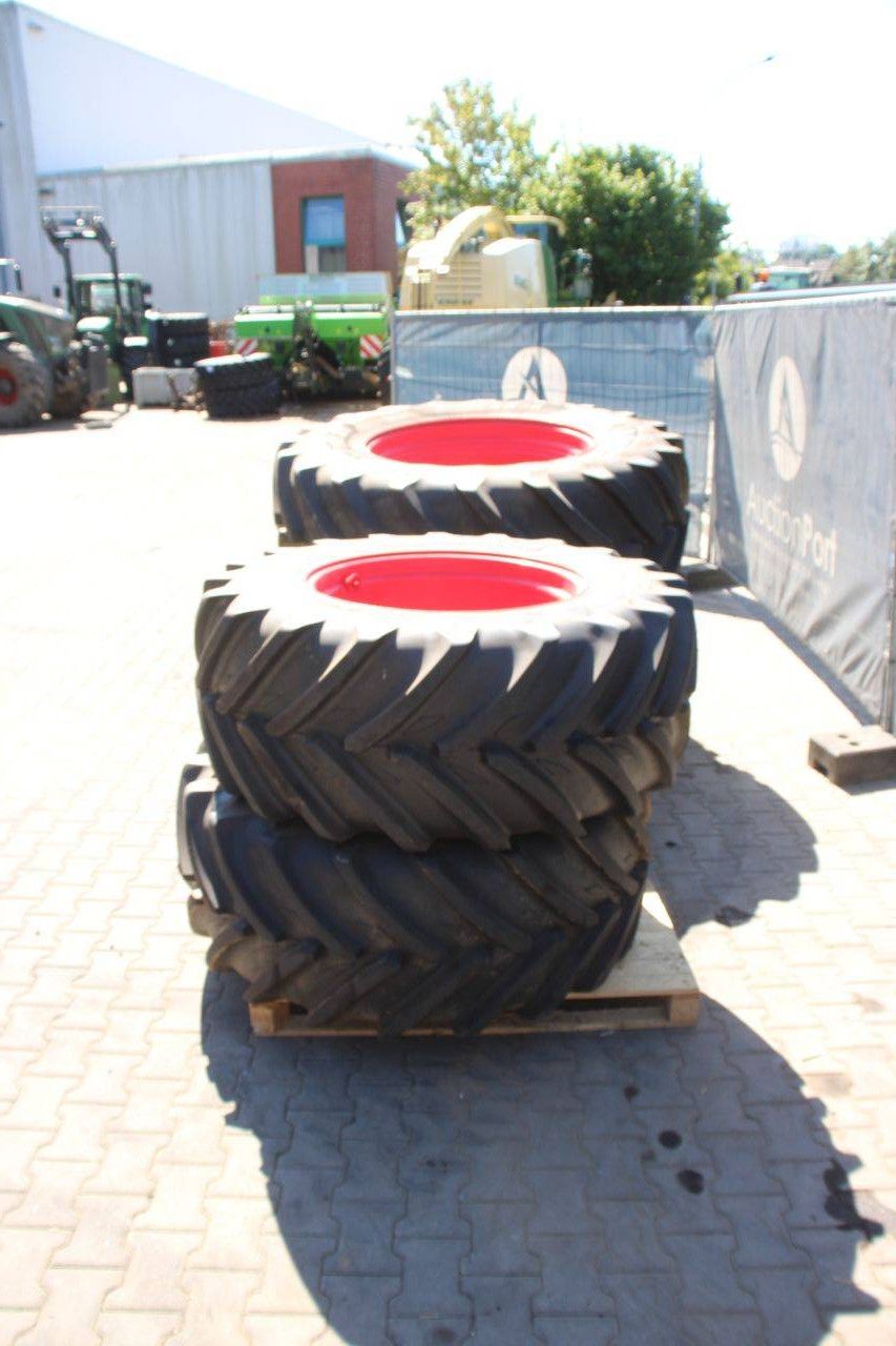 Batch of Michelin Xeobib VF520/60R28 and Multibib 650/65R38 tires on rims