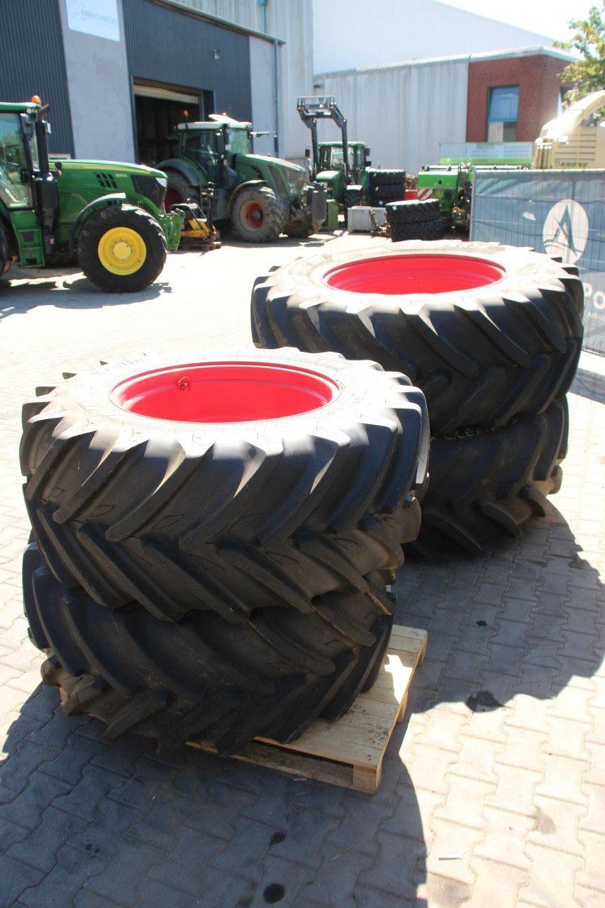Batch of Michelin Xeobib VF520/60R28 and Multibib 650/65R38 tires on rims