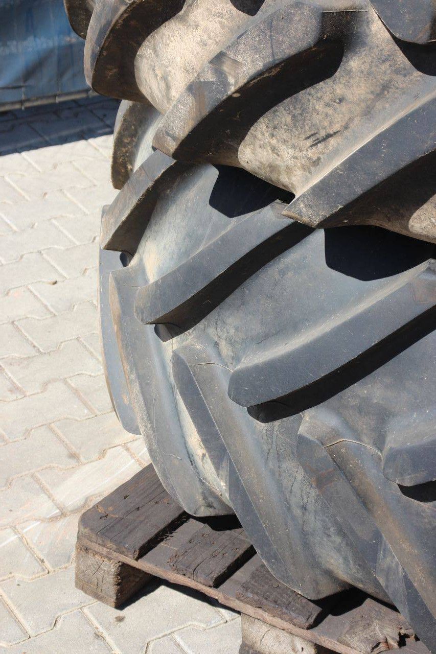 Batch of Michelin Xeobib VF520/60R28 and Multibib 650/65R38 tires on rims