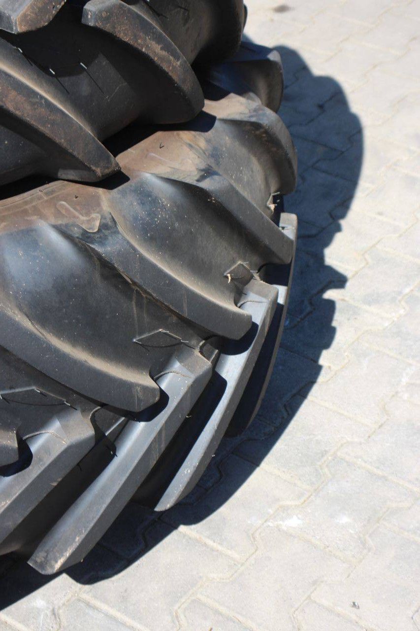 Batch of Michelin Xeobib VF520/60R28 and Multibib 650/65R38 tires on rims
