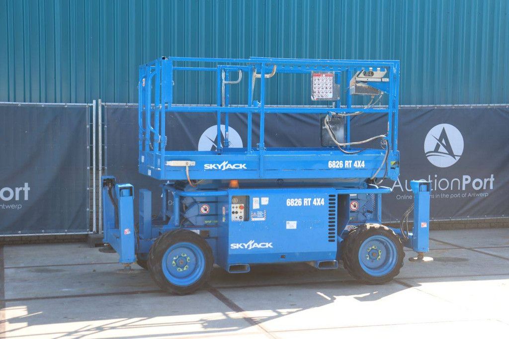 Scissor lift SkyJack SJ6826RT Diesel 9.9m 2012