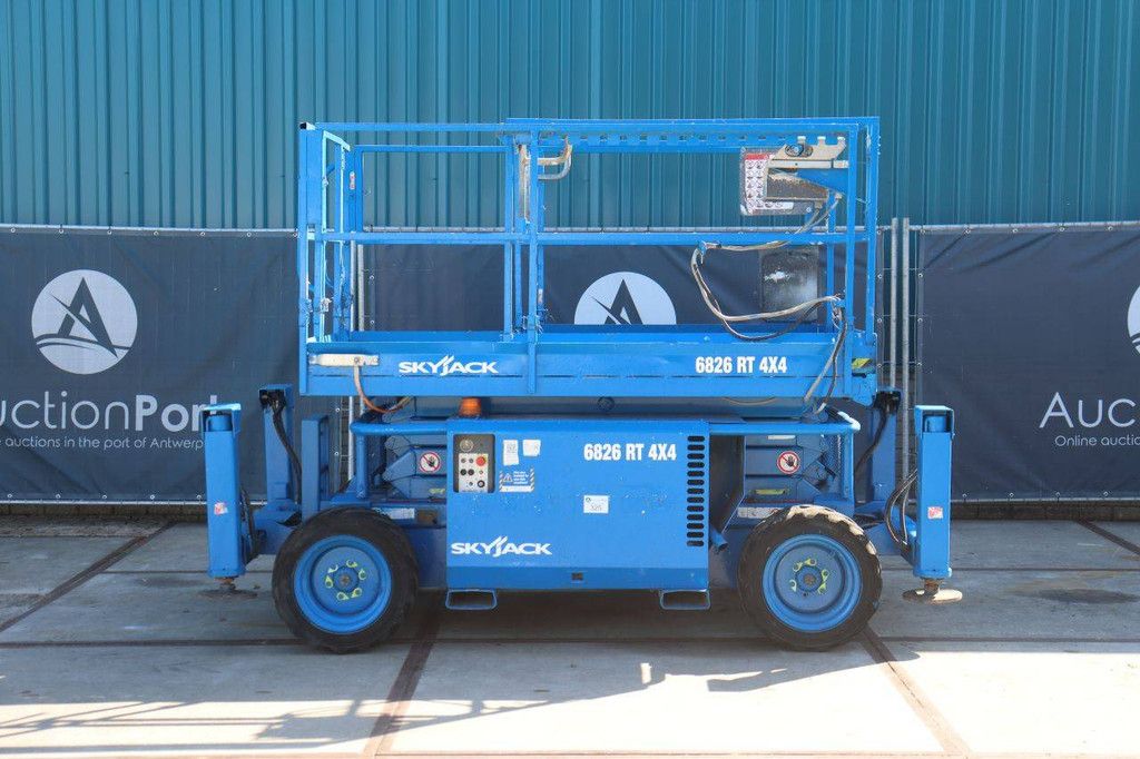 Scissor lift SkyJack SJ6826RT Diesel 9.9m 2012