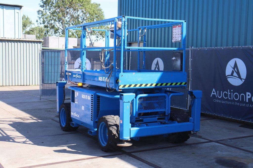 Scissor lift SkyJack SJ6826RT Diesel 9.9m 2012