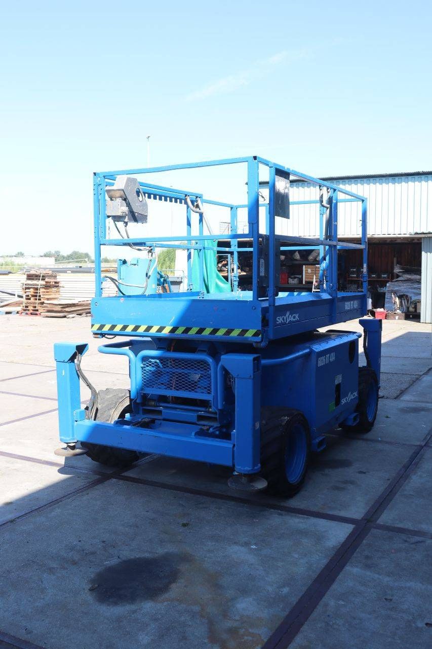 Scissor lift SkyJack SJ6826RT Diesel 9.9m 2012
