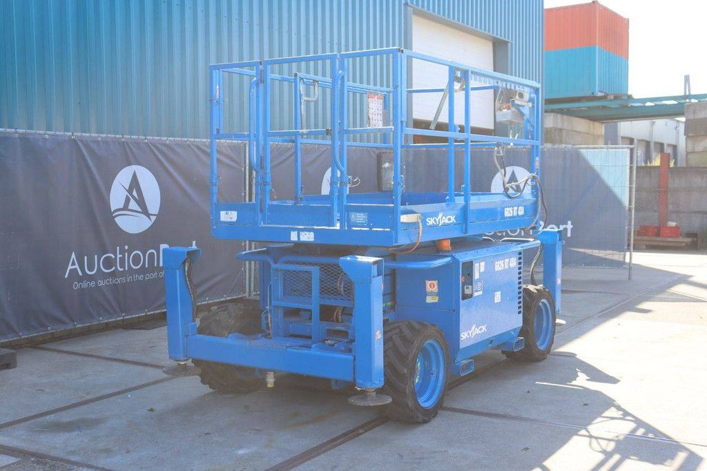 Scissor lift SkyJack SJ6826RT Diesel 9.9m 2012