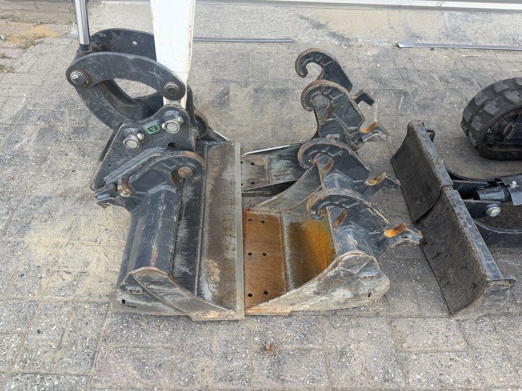 Bobcat E10 z minigraver 2026 - 120 uur €290 LEASE
