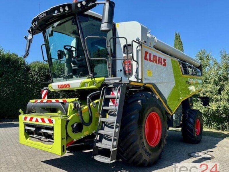 Claas Trion 730 mit Varioschneidwerk