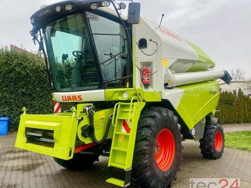 Claas Tucano 320 mit Varioschneidwerk