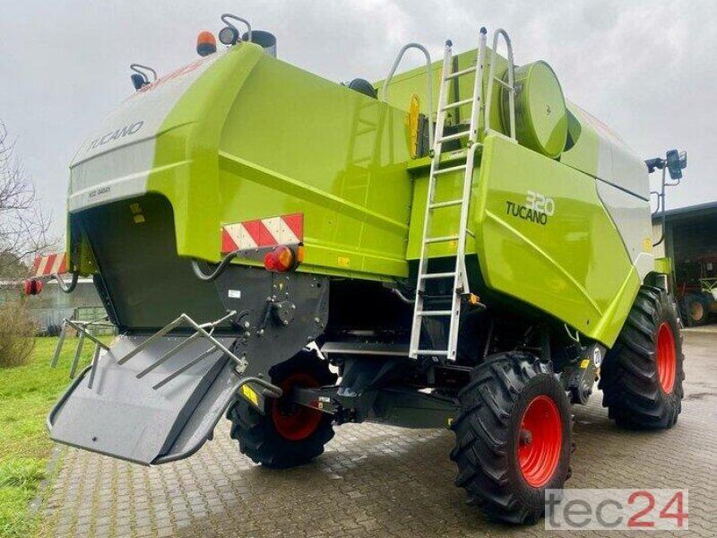 Claas Tucano 320 mit Varioschneidwerk