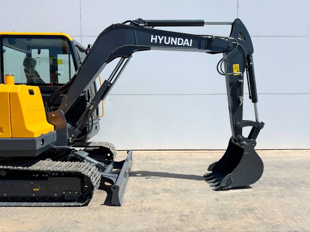 Hyundai HX60 G - BRAND NEW / Hammer Lines / Blade