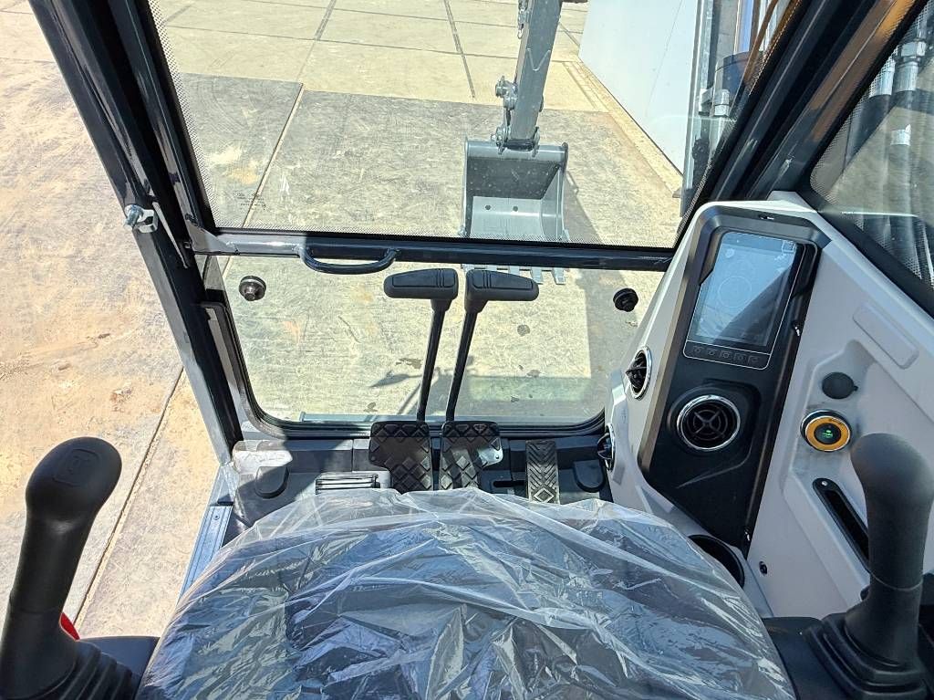 Hyundai HX60 G - BRAND NEW / Hammer Lines / Blade