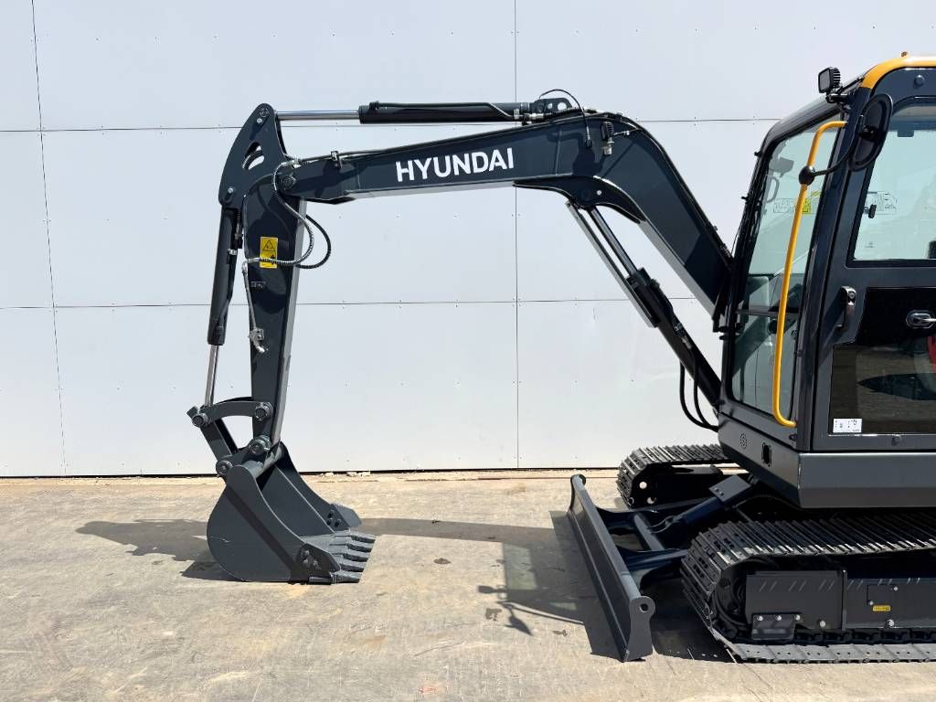 Hyundai HX60 G - BRAND NEW / Hammer Lines / Blade