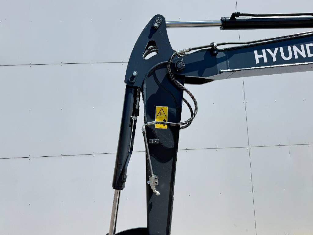 Hyundai HX60 G - BRAND NEW / Hammer Lines / Blade