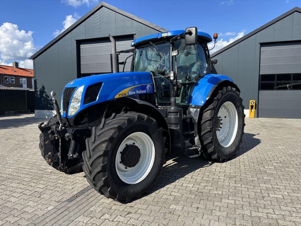 New Holland T7030 PowerCommand. Fronthef, 40km.