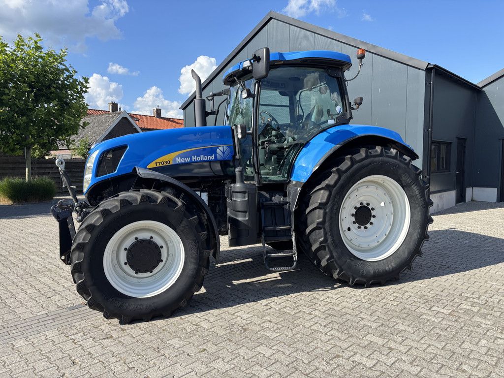New Holland T7030 PowerCommand. Fronthef, 40km.