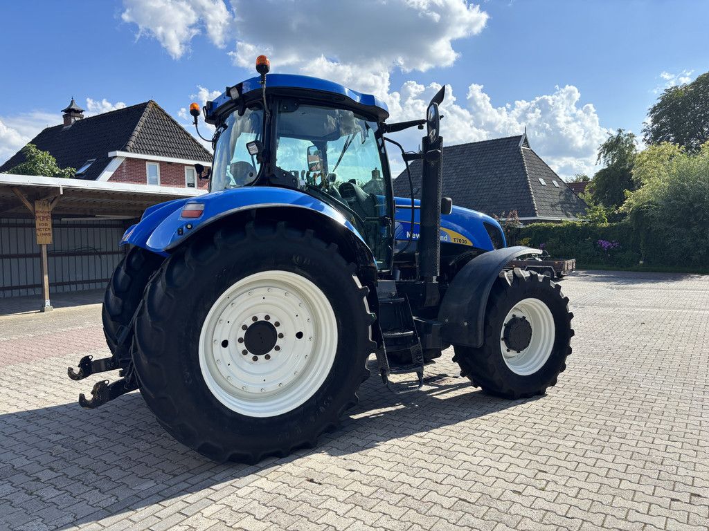 New Holland T7030 PowerCommand. Fronthef, 40km.