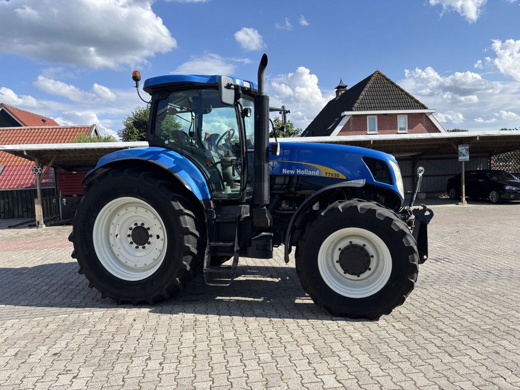 New Holland T7030 PowerCommand. Fronthef, 40km.
