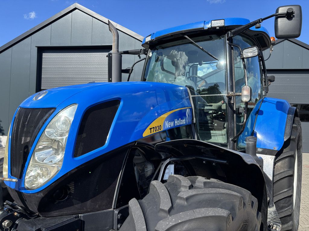 New Holland T7030 PowerCommand. Fronthef, 40km.