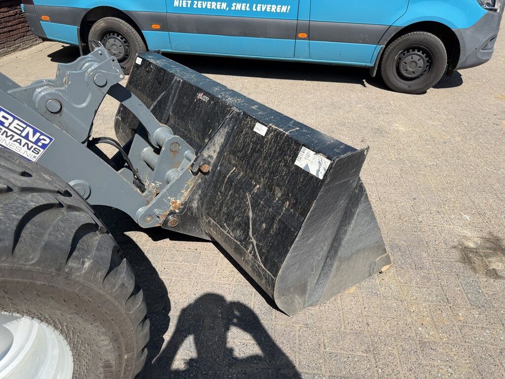 Giant G5000 shovel 2025