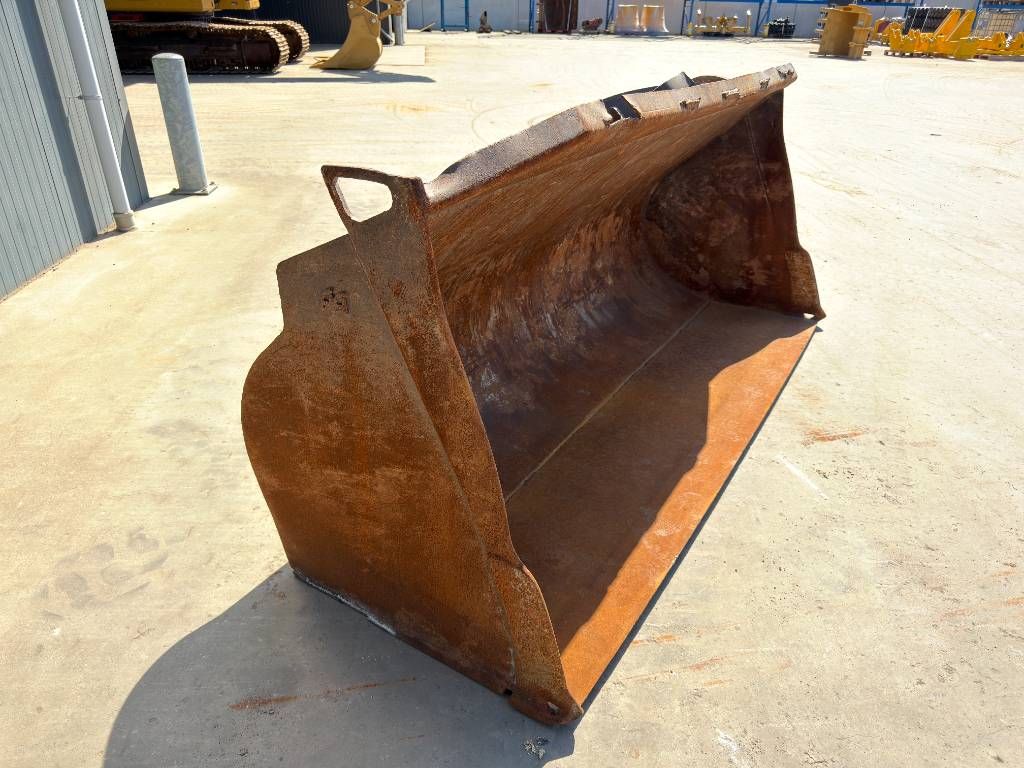 Volvo ISO L90 / Caterpillar 938