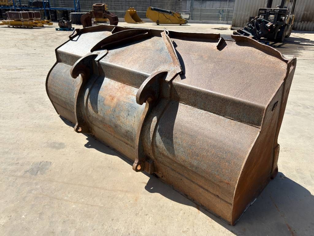 Volvo ISO L90 / Caterpillar 938