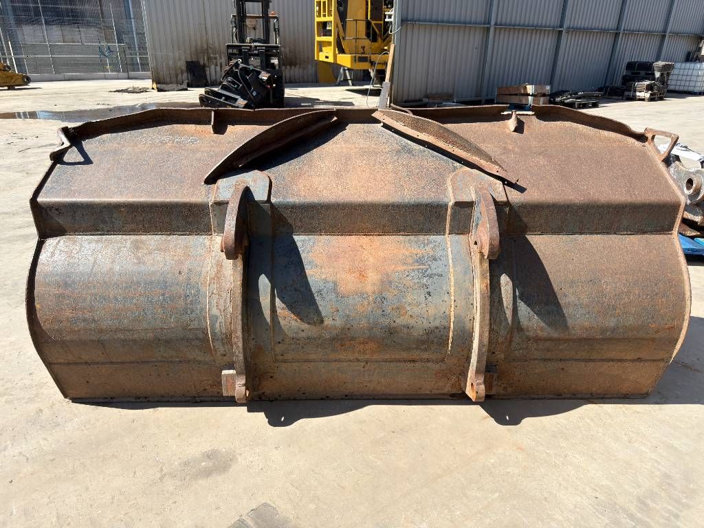 Volvo ISO L90 / Caterpillar 938