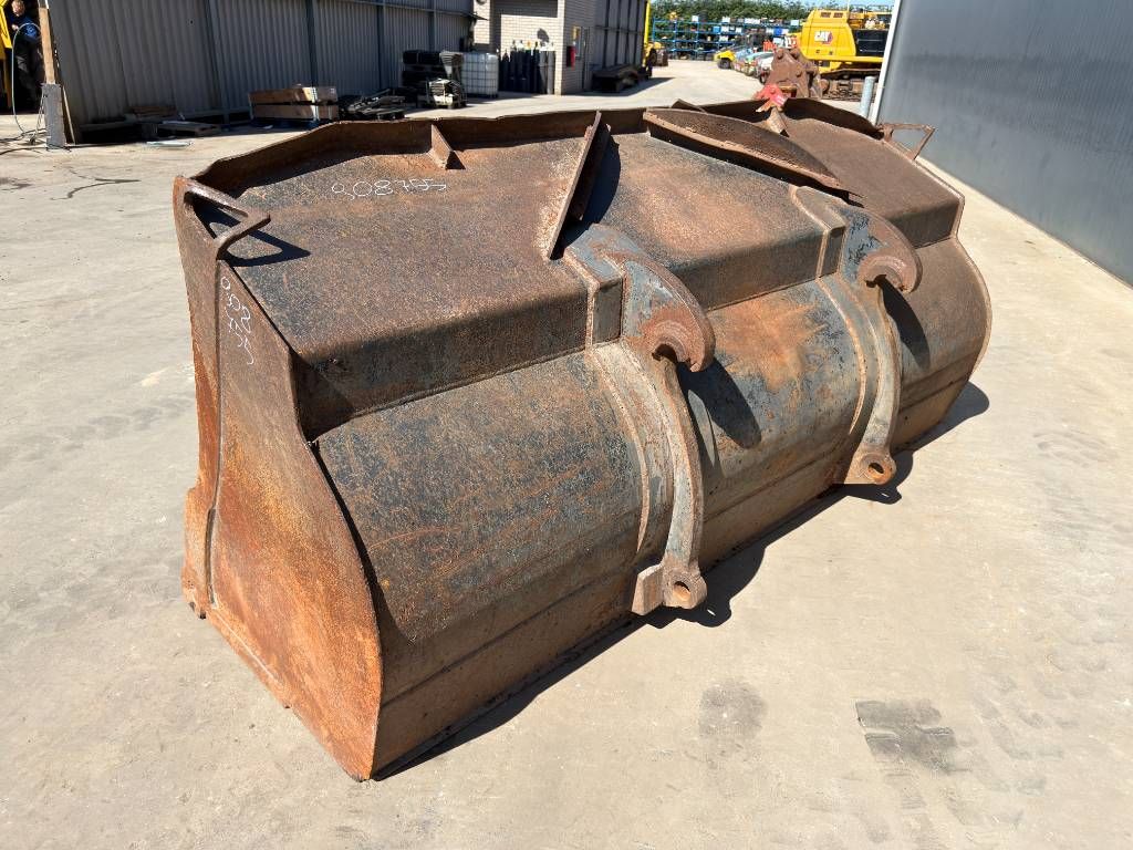 Volvo ISO L90 / Caterpillar 938
