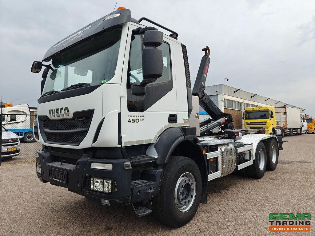 Iveco Trakker 450 Tageskabine 6x4 Euro 6A – Vollblattfederung – Hiab 21T Hakenliftsystem – Radnabenuntersetzung – Belgische Zulassung