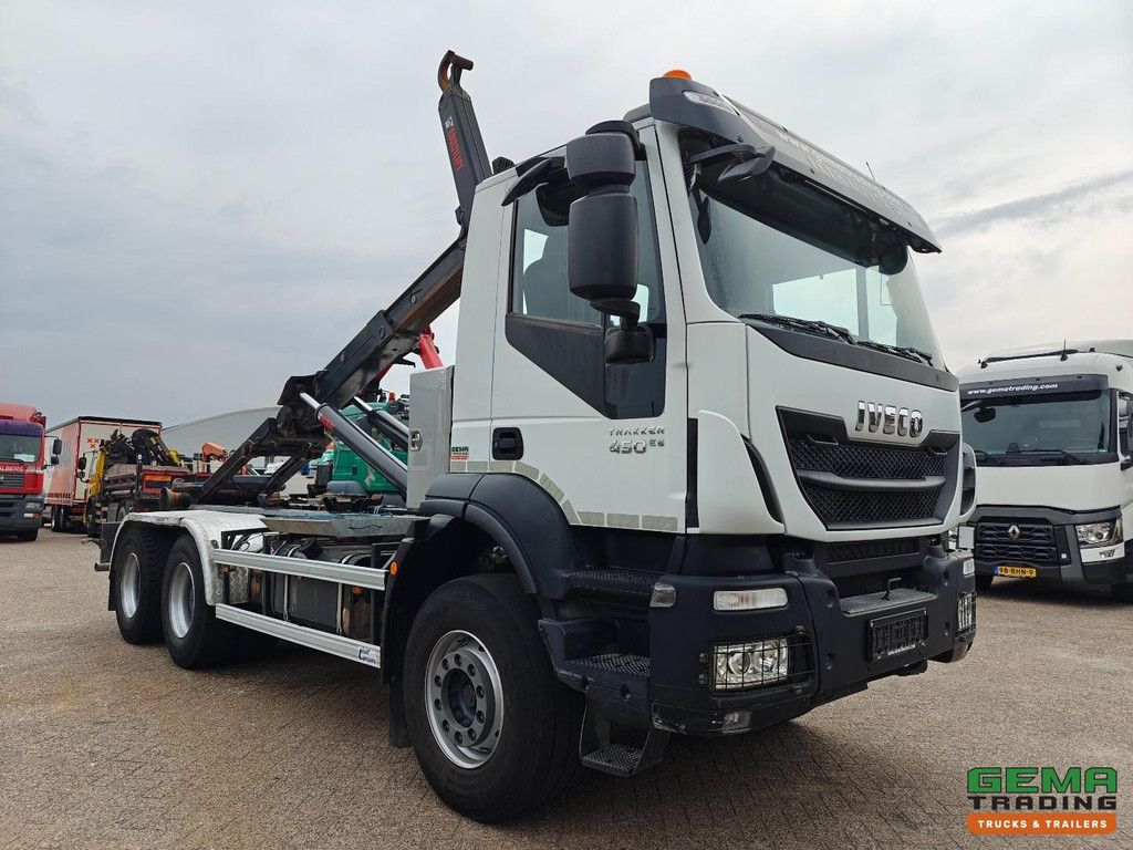 Iveco Trakker 450 Tageskabine 6x4 Euro 6A – Vollblattfederung – Hiab 21T Hakenliftsystem – Radnabenuntersetzung – Belgische Zulassung