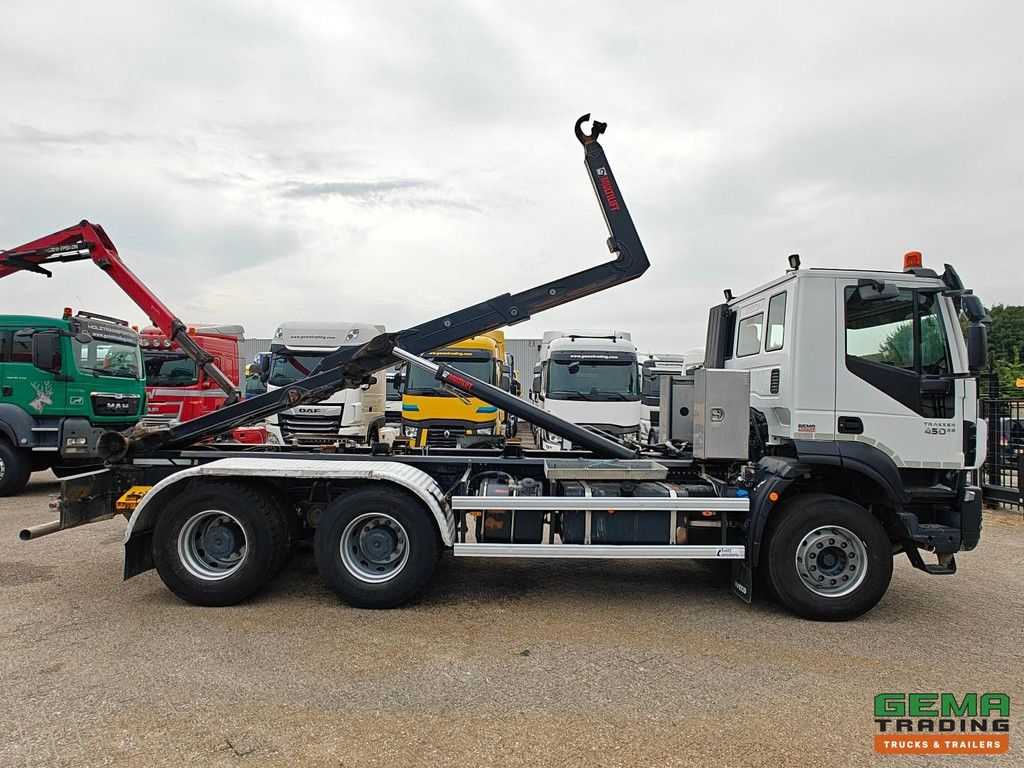 Iveco Trakker 450 Tageskabine 6x4 Euro 6A – Vollblattfederung – Hiab 21T Hakenliftsystem – Radnabenuntersetzung – Belgische Zulassung