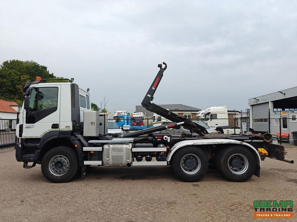 Iveco Trakker 450 Tageskabine 6x4 Euro 6A – Vollblattfederung – Hiab 21T Hakenliftsystem – Radnabenuntersetzung – Belgische Zulassung