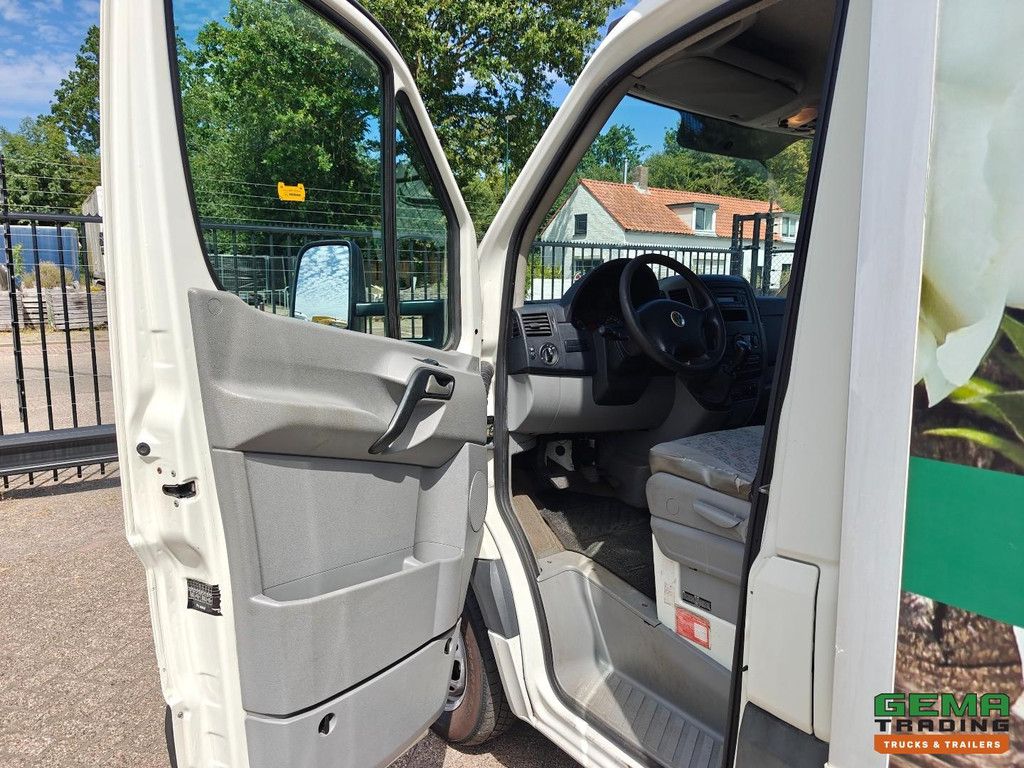 Volkswagen CRAFTER 2.5 TDI 5-cylinder Euro4 - Box body 4.45m - Tail lift 750kg - Slat-to-slat interior - Fully leaf-sprung - Dutch registration