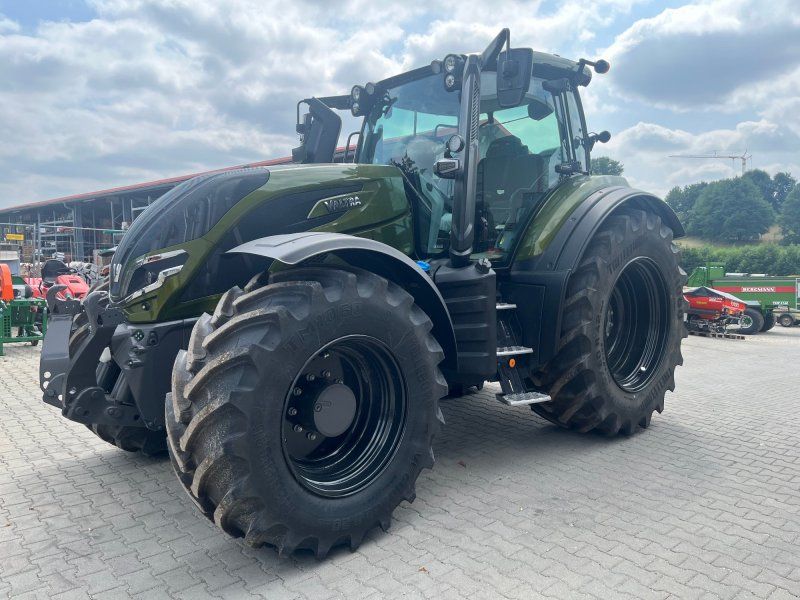 Valtra T215D mit Vollausstattung
