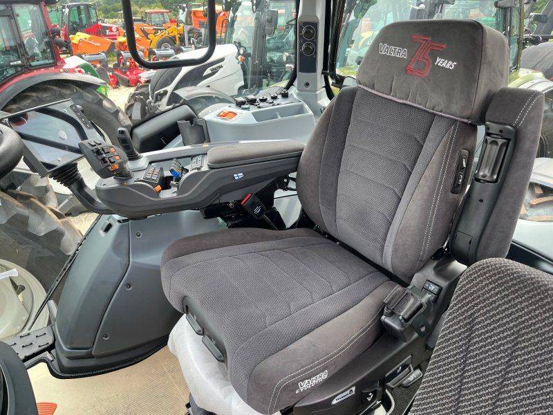 Valtra T215D mit Vollausstattung