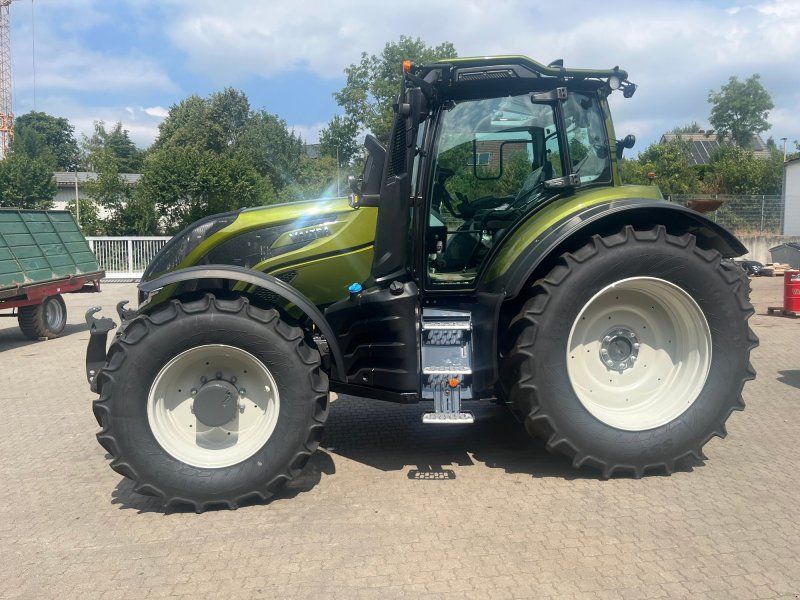 Valtra T215D mit Rüfa + FK