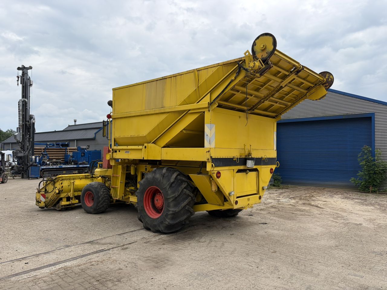 Hesston Field Queen veldhaksel rear dump met direct cut maaibord